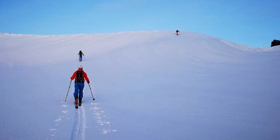 Skis, Skischuhe, Bekleidung und Zubehör für Ski- und Schneeschuhtouren
