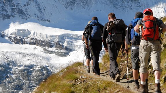 Wandern in der Freizeit in den Bergen mit einer guten Ausrüstung Wandern-01.jpg