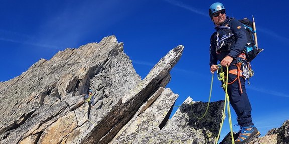 Schuhe, Bekleidung und Ausrüstung zum Bergsteigen und Klettern