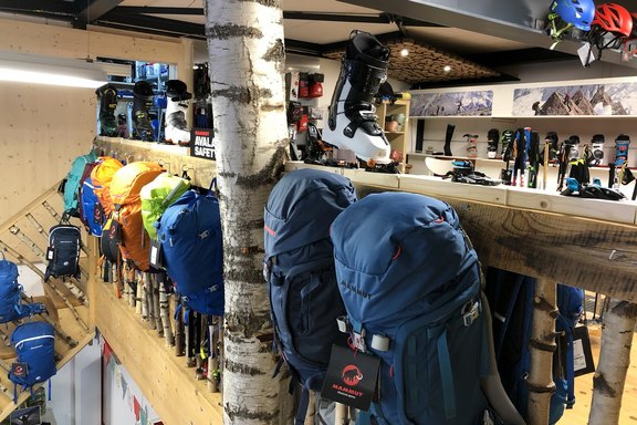 Rucksäcke und Helme für Skitouren